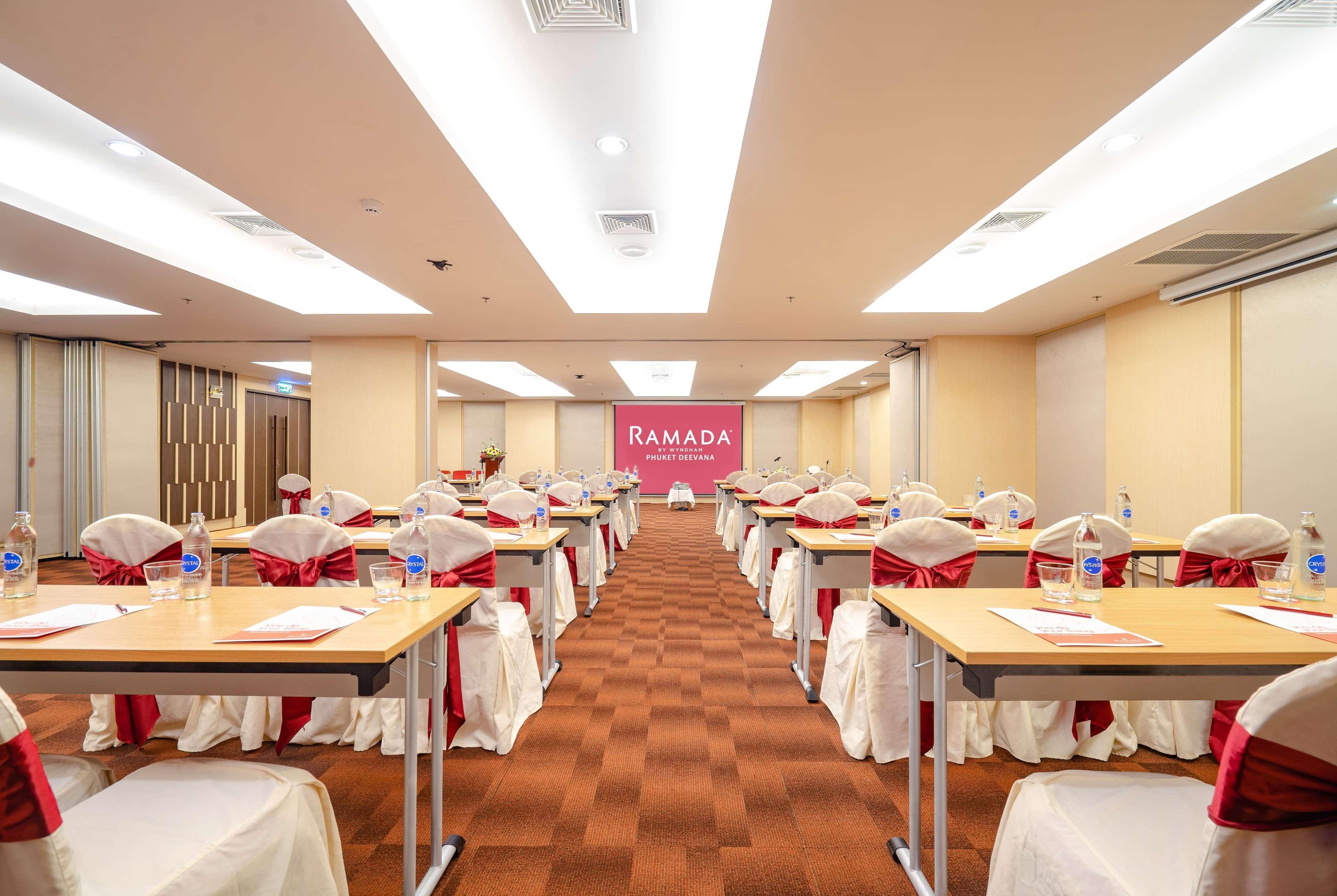 Ramada By Wyndham Phuket Deevana Khách sạn